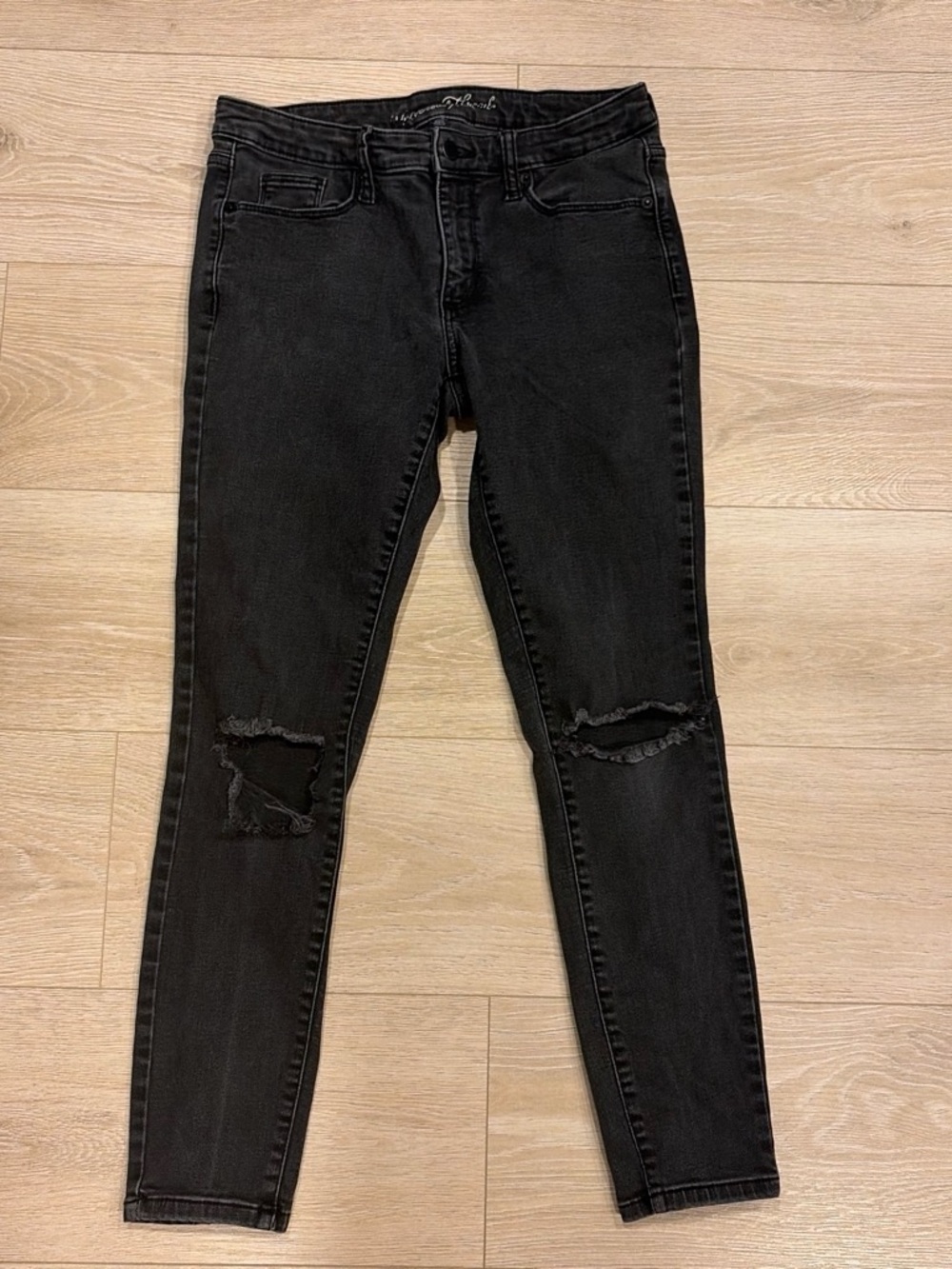 Universal Thread Washed Black Skinny Jeans with Knee Distress